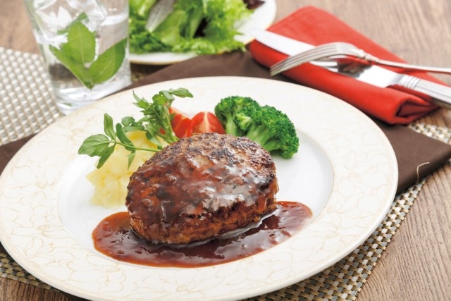 B410 ラ・ベットラ・ダ・オチアイ落合務監修 牛肉100％のハンバーグと黒トリュフソース